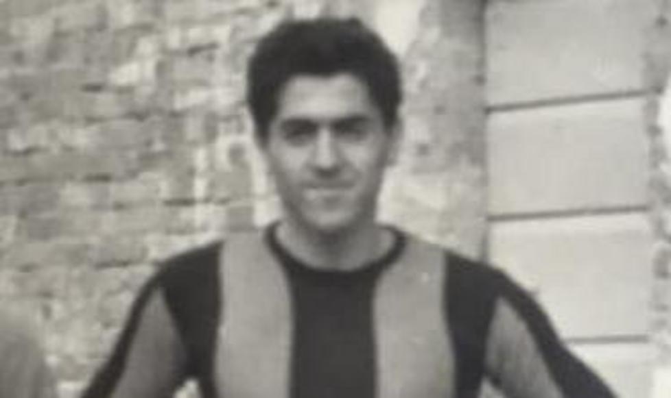 Un'immagine d'epoca di Fernando Fidanzi con la maglia rossoblù