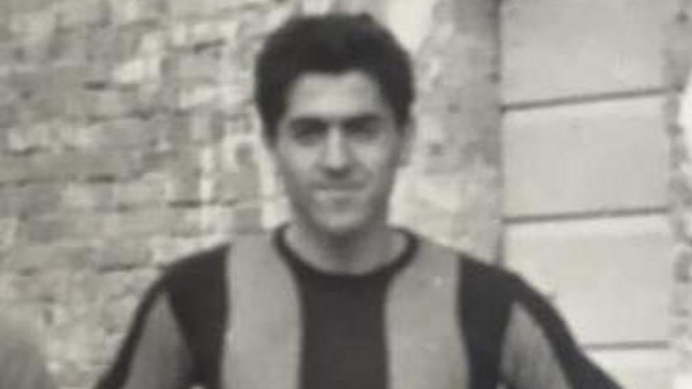 Un'immagine d'epoca di Fernando Fidanzi con la maglia rossoblù