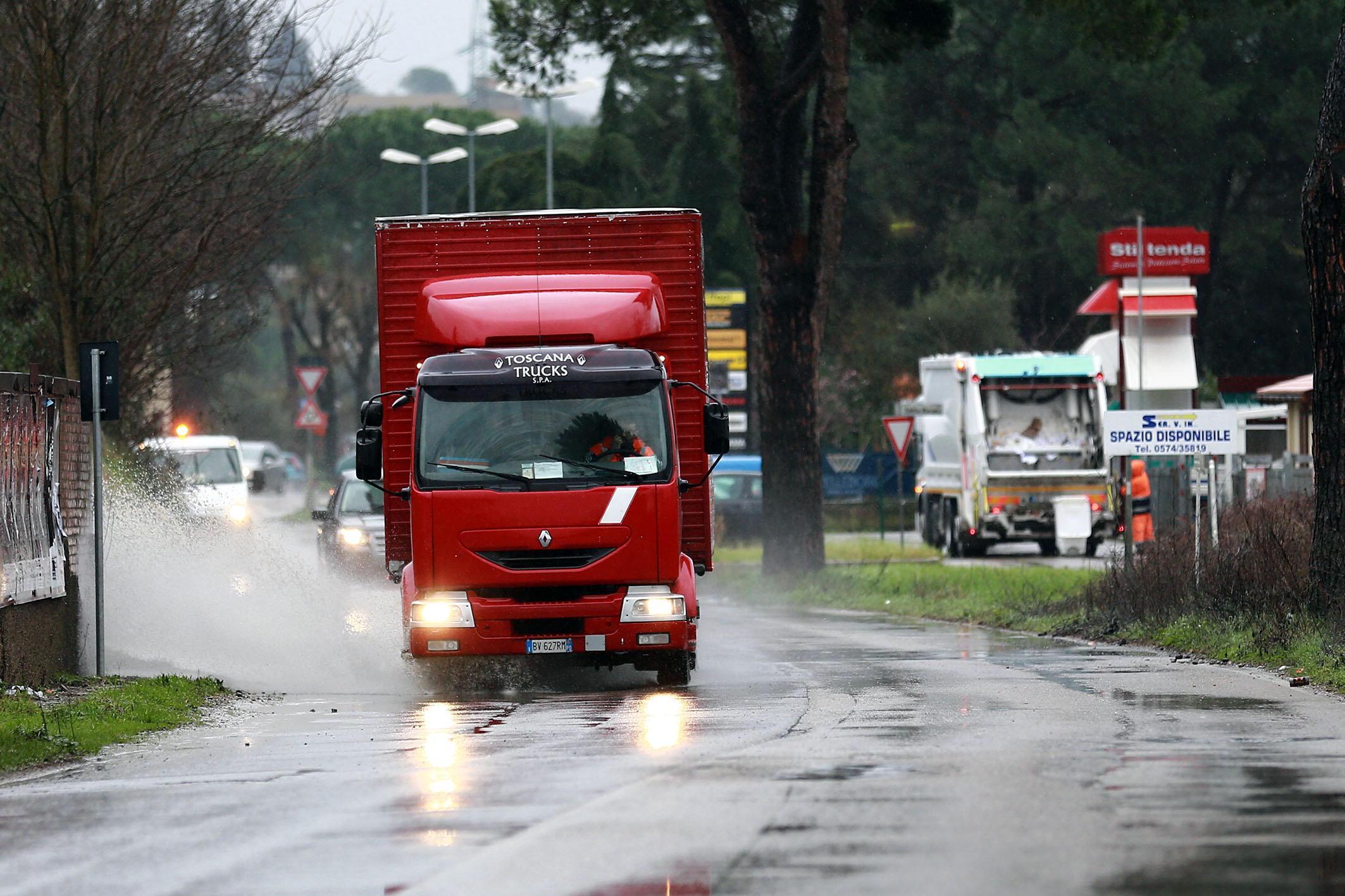 Un punto con l’asfalto colmo di acqua sulla 429 (foto Agenzia Carlo Sestini)
