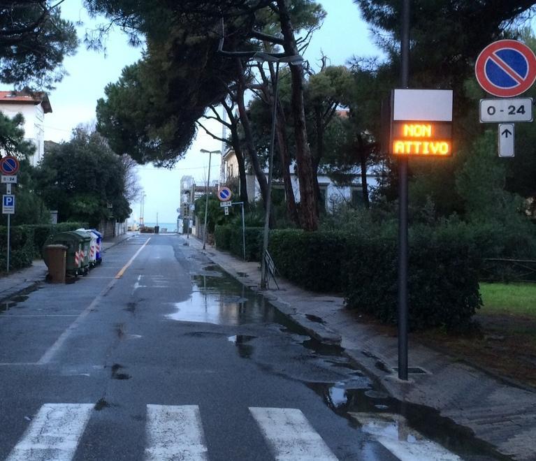 varco non attivo della Ztdi Marina di Cecina l in via Baldissera (foto Michele Falorni/Silvi)
