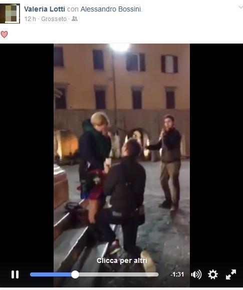 Alessandro Bossini mentre chiede la mano della compagna Valeria 