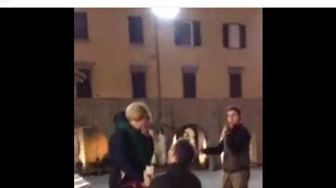 Alessandro Bossini mentre chiede la mano della compagna Valeria