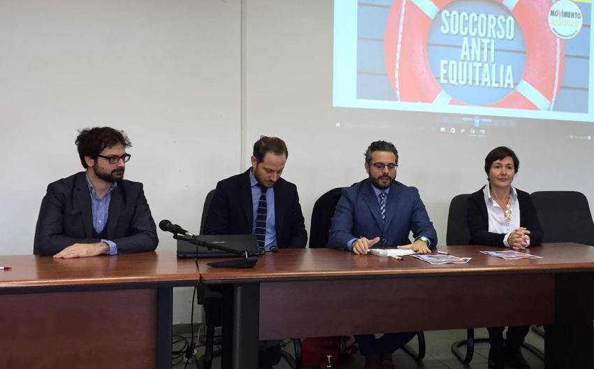 Al tavolo gli esponenti del M5S: Gabriele Pardo, Luca Auricella, Giacomo Giannarelli ed Elisabetta Zuccaro 