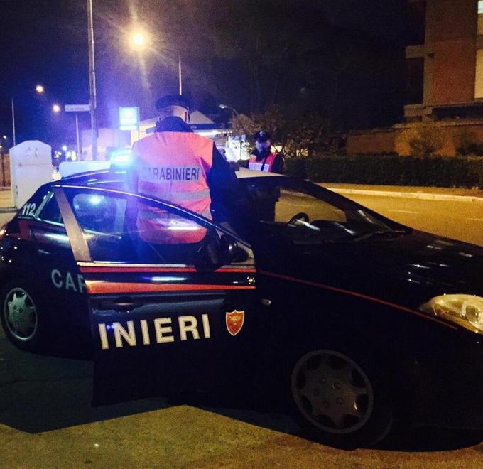 Arrestato mentre ruba nella stazione di servizio