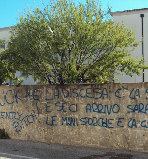 Scritte a scuola, condanna e proposte 