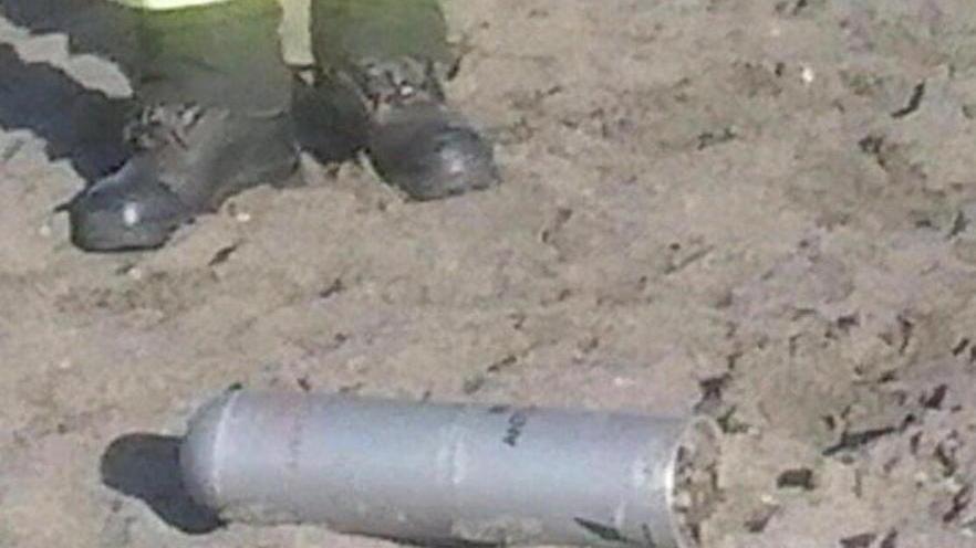Un razzo di missile sulla spiaggia
