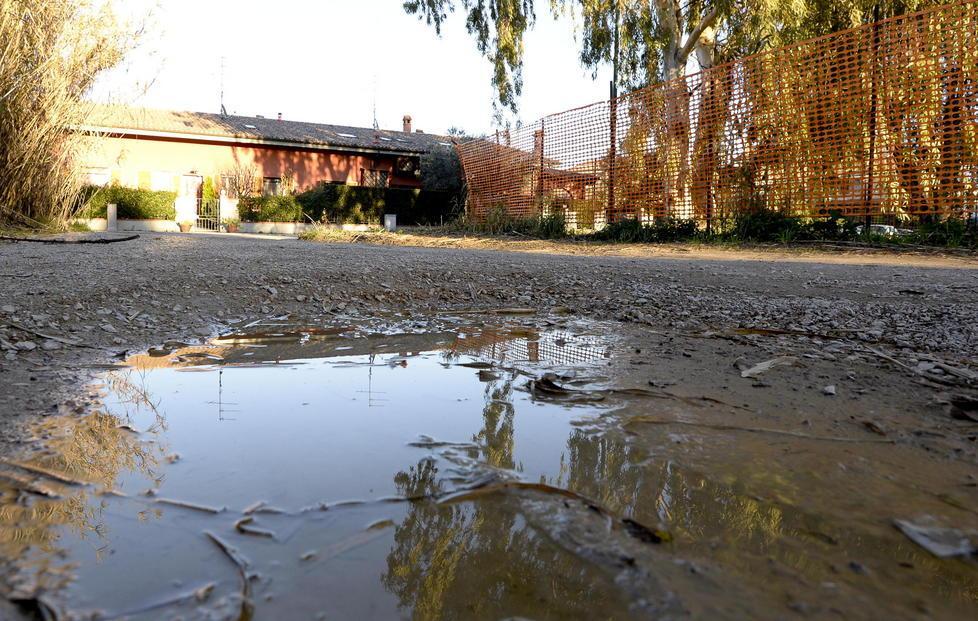 Buche nelle strade, erba alta e zanzare Quartiere mai finito 