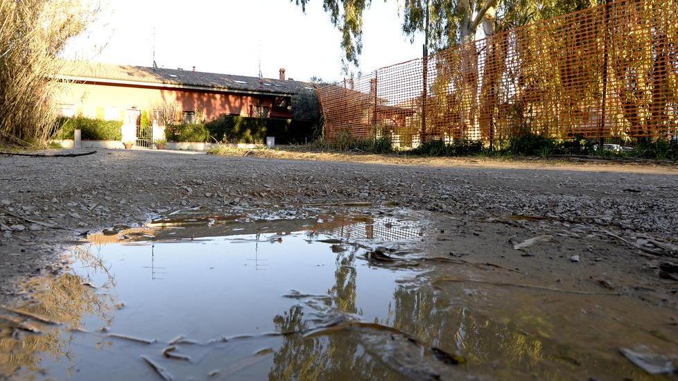 Buche nelle strade, erba alta e zanzare Quartiere mai finito