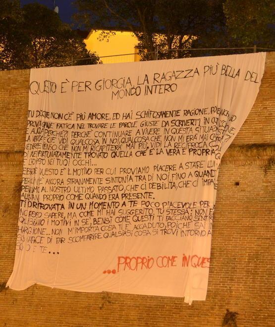 Un messaggio d’amore srotolato sulle Mura 
