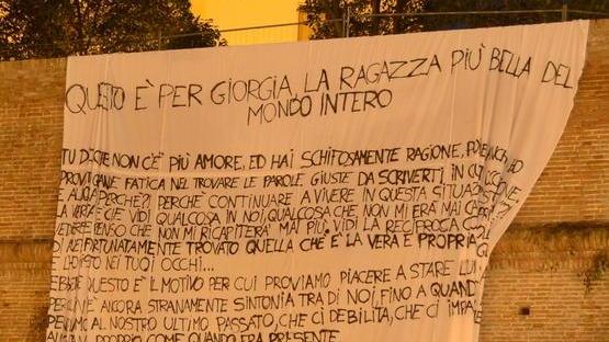 Un messaggio d’amore srotolato sulle Mura