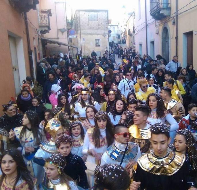 Gran festa per il sabato della pentolaccia