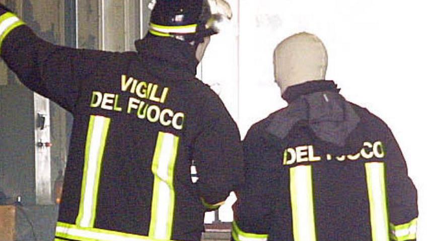 Auto esce di strada, ferita una donna