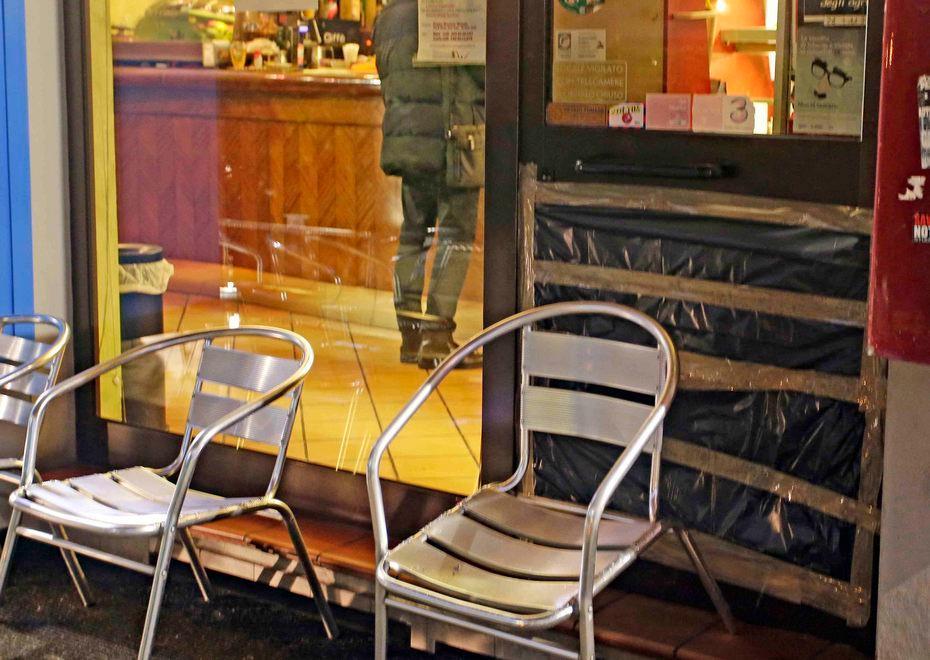 Spaccano il vetro con il tombino e svaligiano il bar
