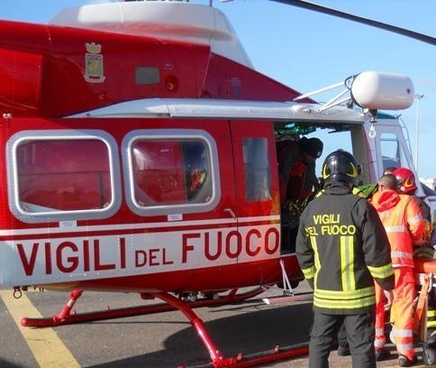 Auto finisce fuori strada e vola nella scarpata: due feriti 