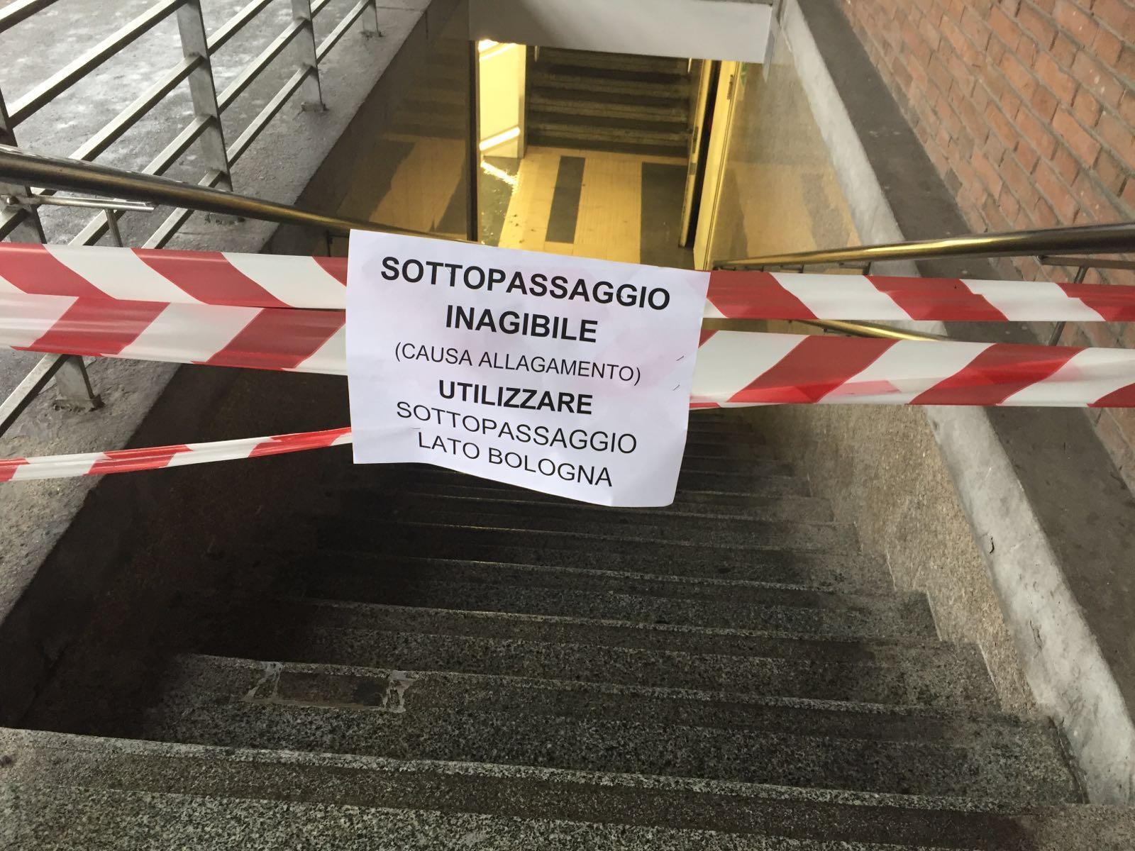 Reggio Emilia sott'acqua, già allagato il sottopasso della stazione appena ristrutturato 