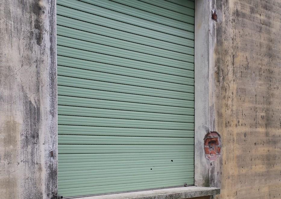 Ancora una razzia con danni alla casa 