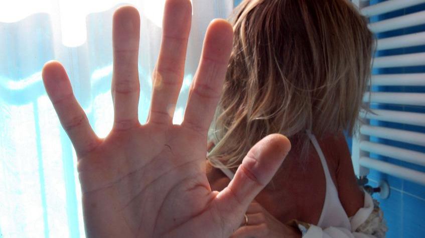 A San Valentino, ubriaco minaccia la compagna