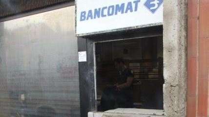 Lo sportello del bancomat fatto esplodere nella notte a Vicarello (Salvini/Pentafoto)