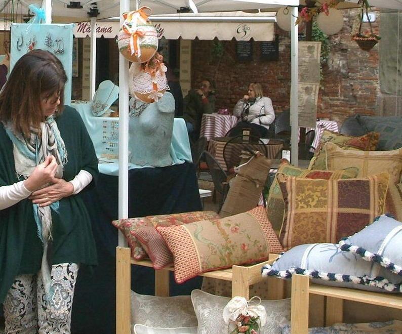 Mercato dell'artigianato al femminile a Stagno