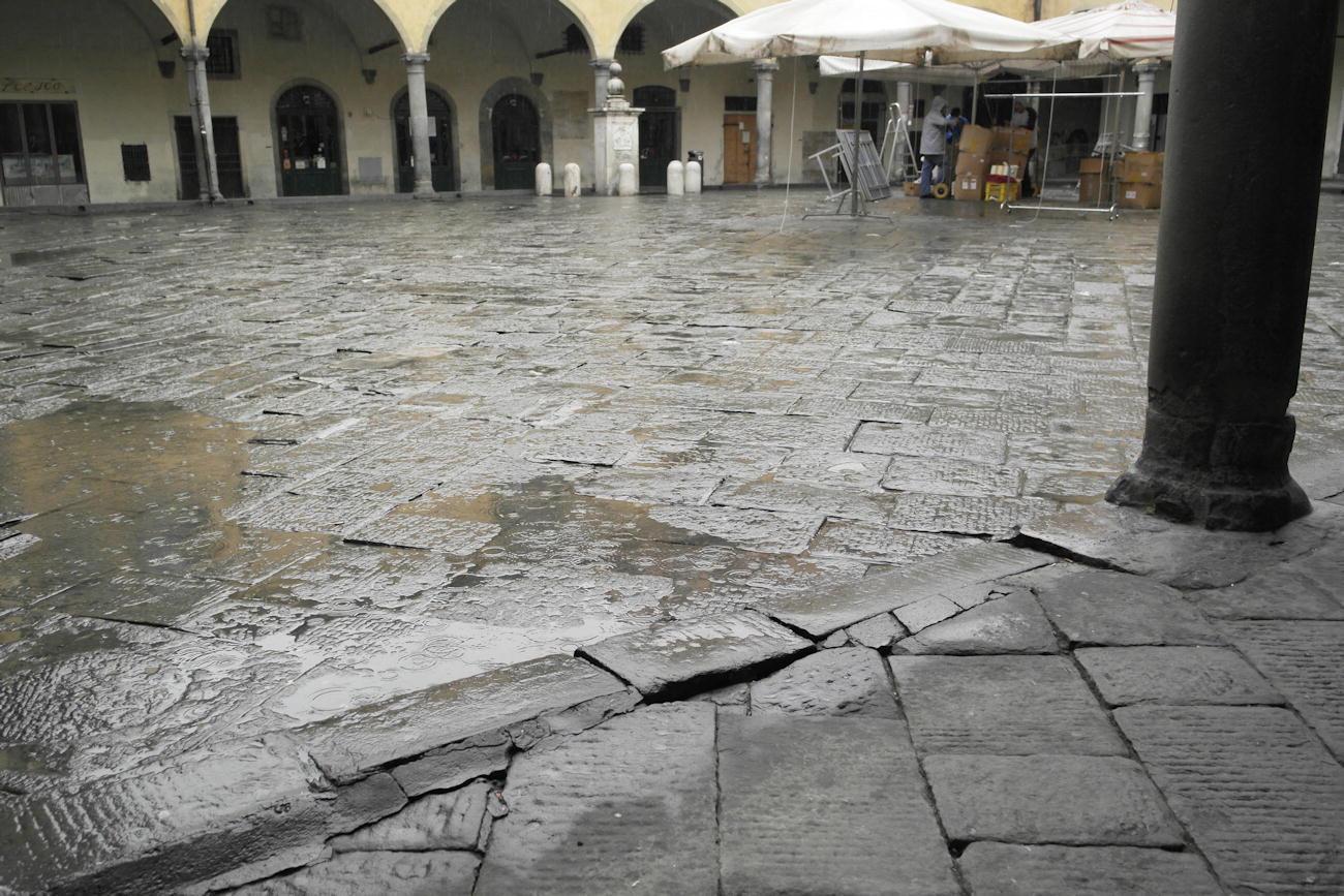 La pavimentazione di piazza delle Vettovaglie