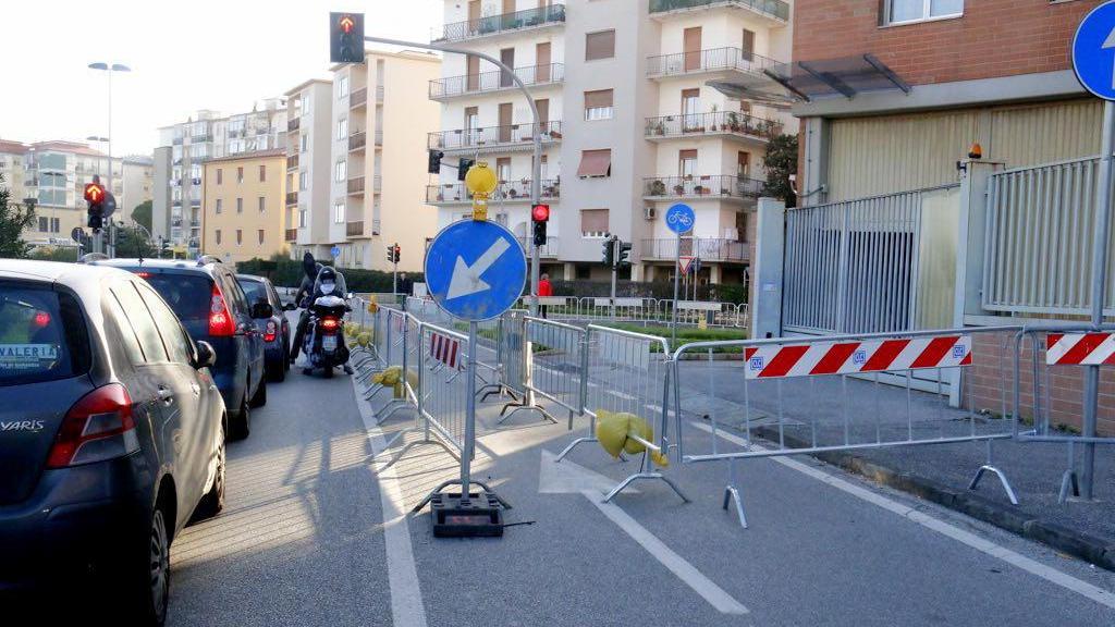 Il coas sul viale Boccaccio per via del restringimento della carreggiata