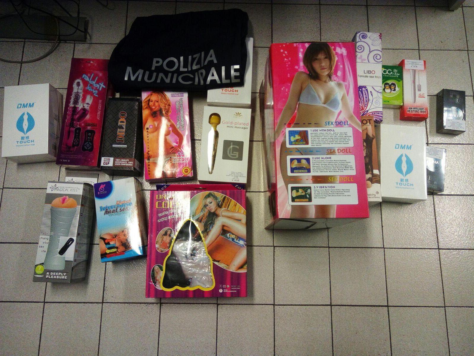 Una parte della merce sequestrata nel sexy shop di via IV Novembre