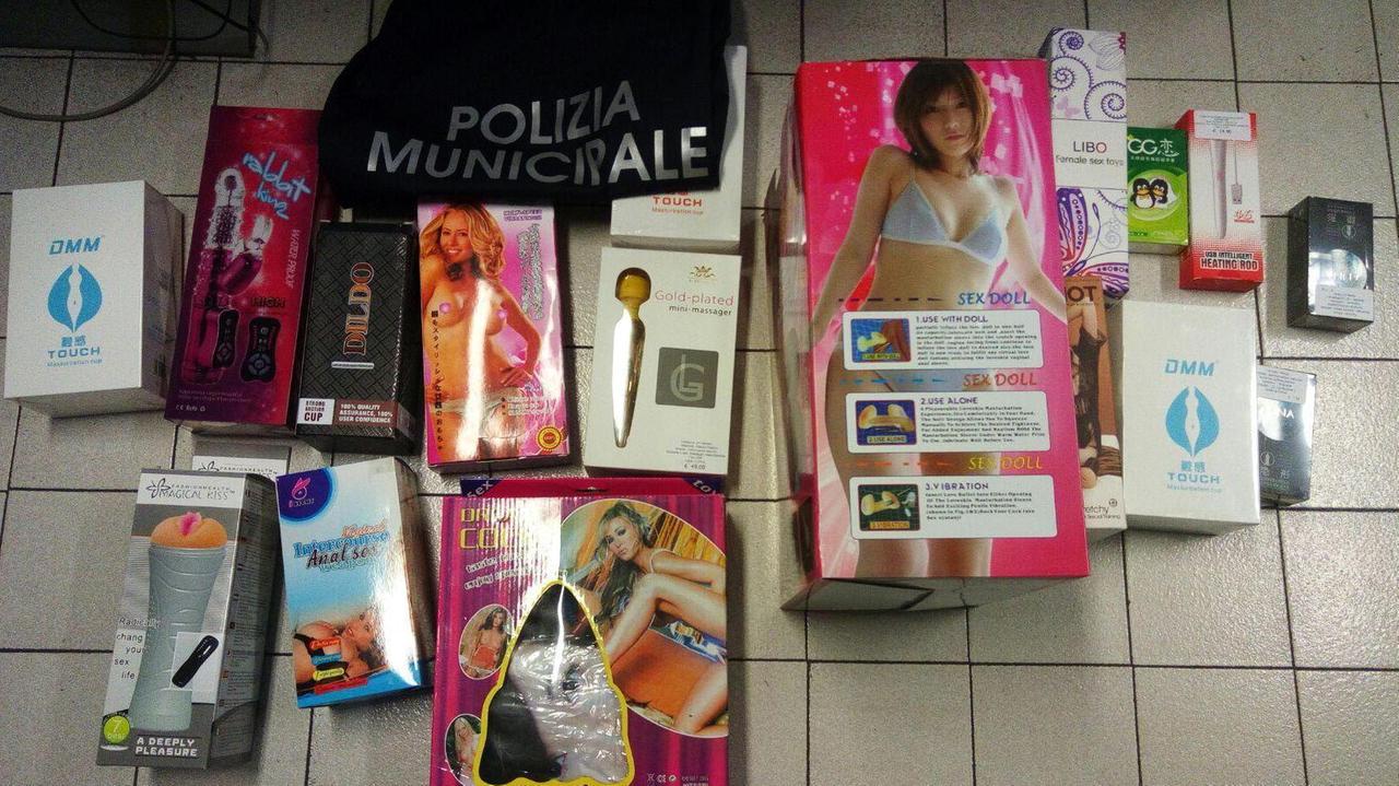 Una parte della merce sequestrata nel sexy shop di via IV Novembre