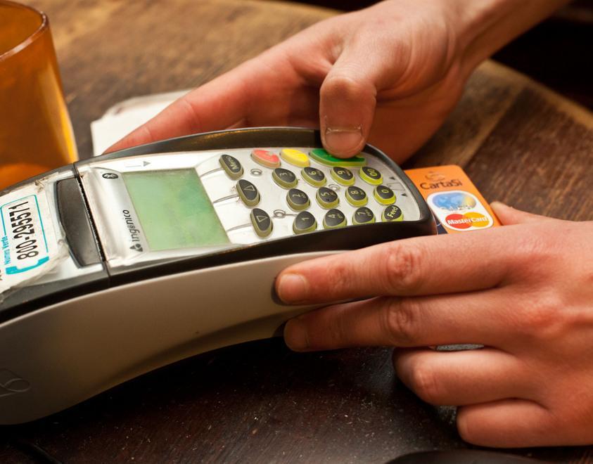 Bancomat obbligatorio per le spese da 5 euro in su 