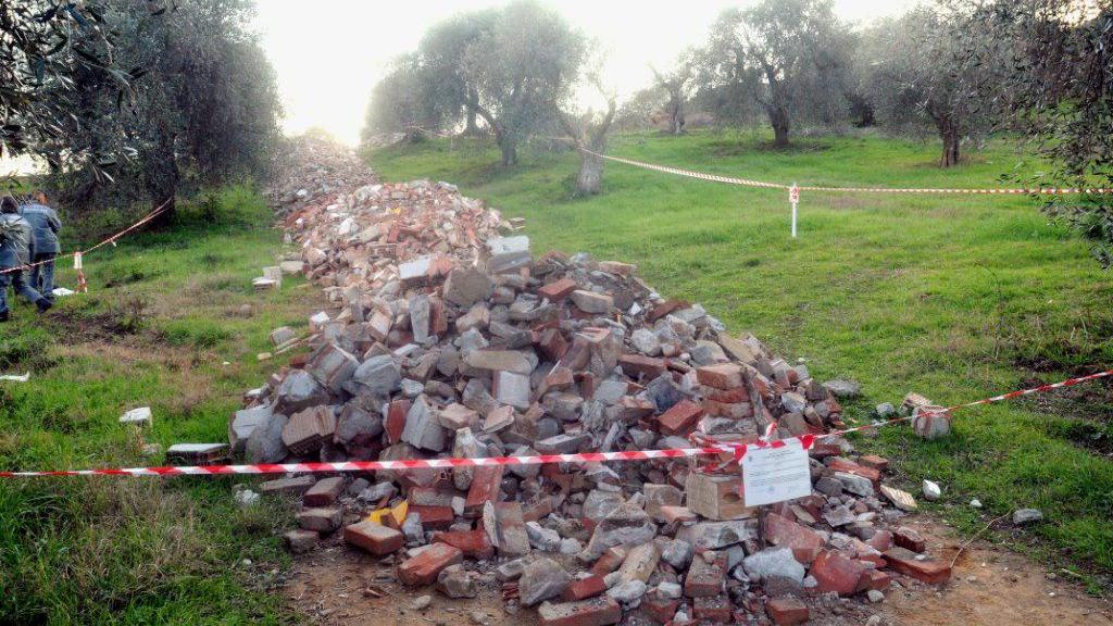 La discarica nell'oliveta sotto la campagna di Buriano e Vetulonia