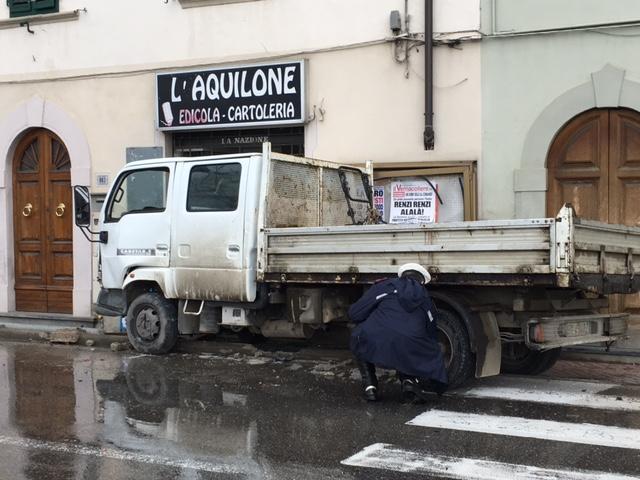 Il camion finito contro l'ingresso dell'edicola