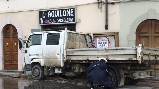 Il camion finito contro l'ingresso dell'edicola