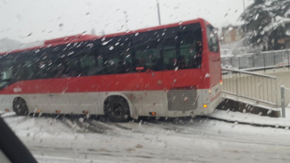 Gli autobus Seta sono senza catene, scaricati gli studenti