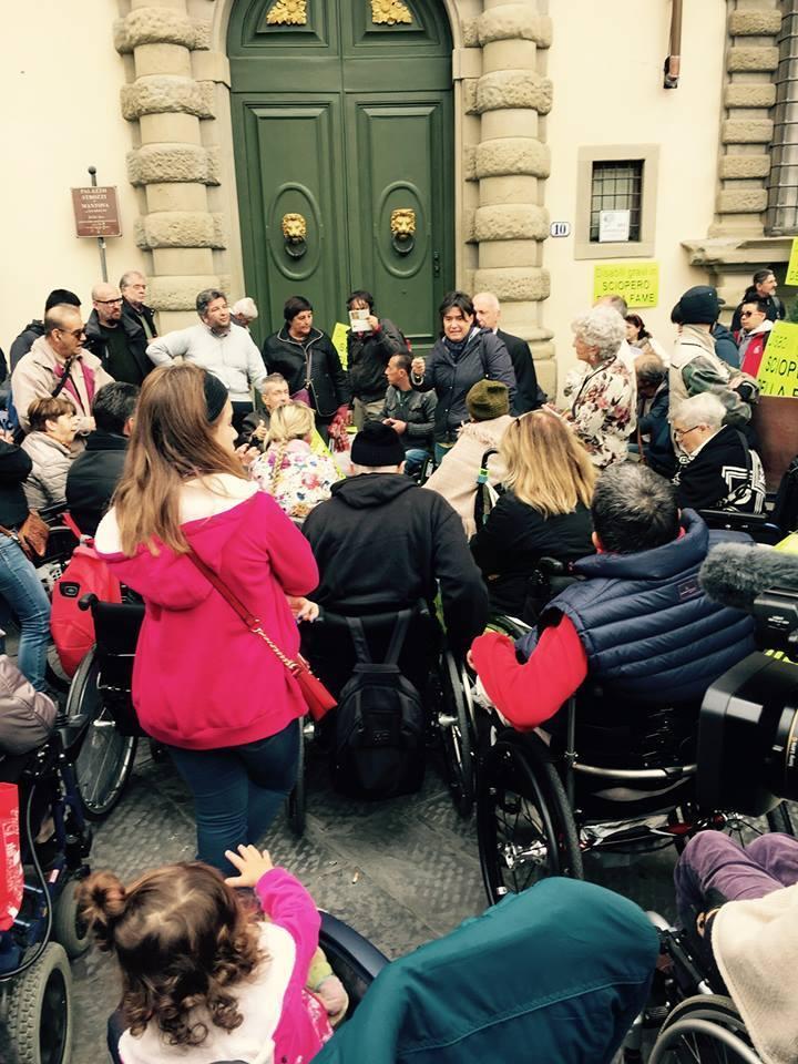Una protesta di disabili davanti alla Regione (foto d'archivio)