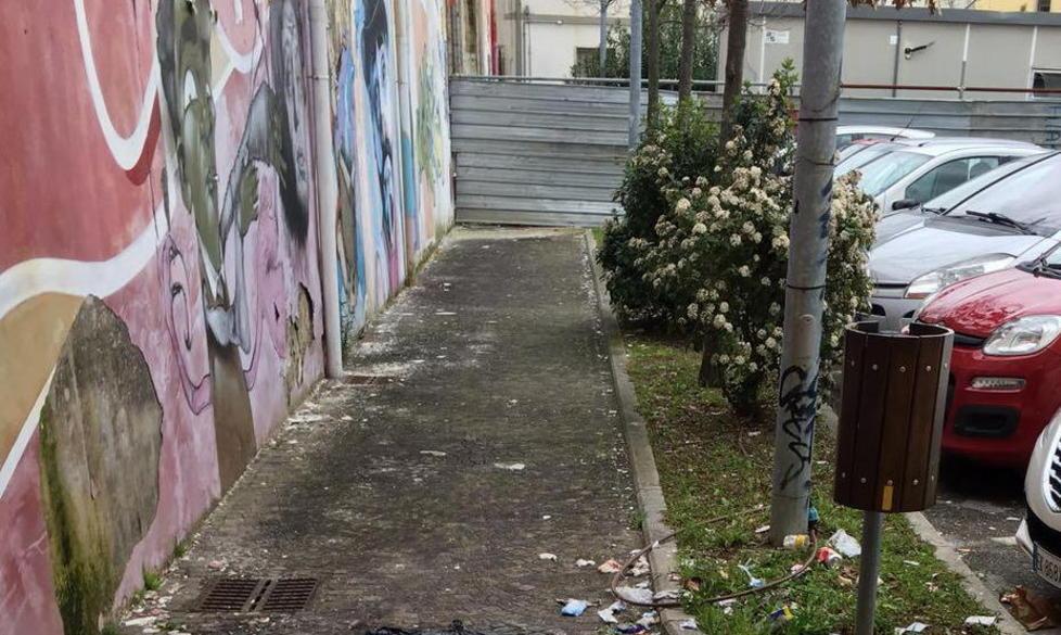Sporcizia vicino alla biblioteca
