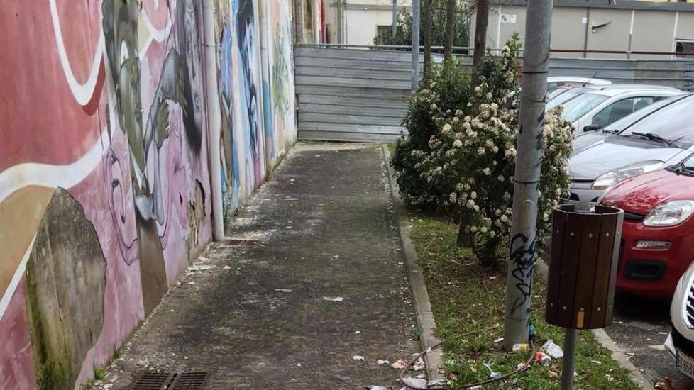 Sporcizia vicino alla biblioteca
