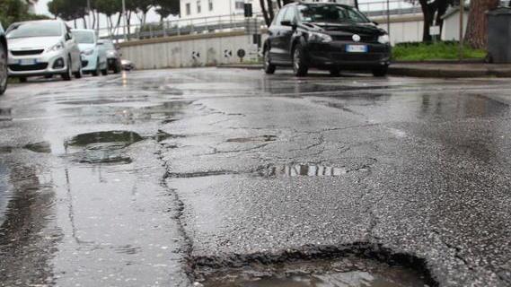 La pioggia mangia l’asfalto e si aprono buche pericolose