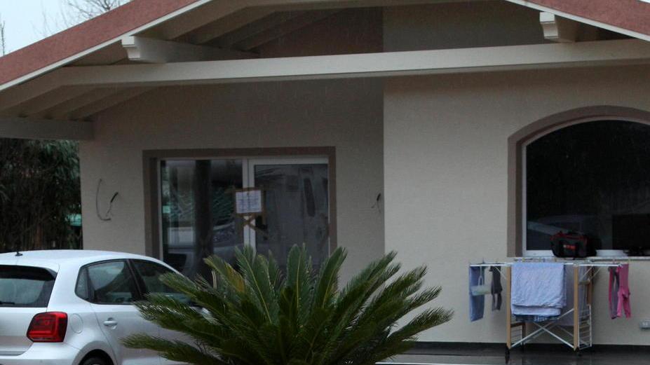 I vigili sigillano una villa di legno e quasi invisibile