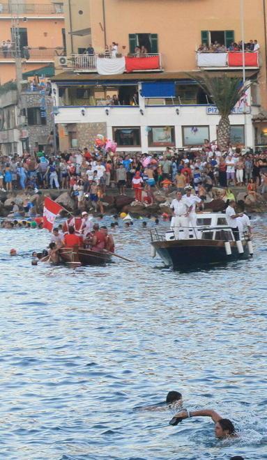 Guzzi storici del Palio verso la pensione 
