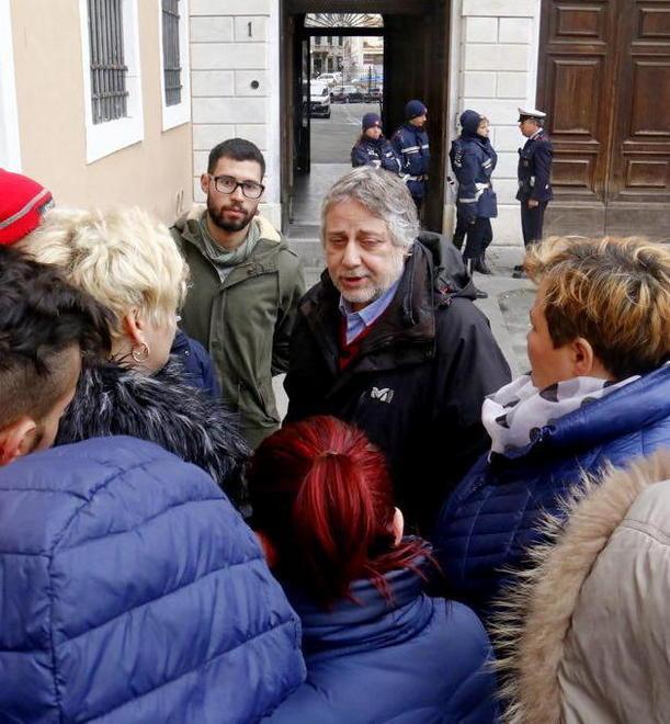 In trenta occupano il Comune 