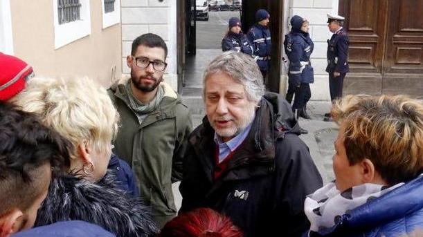 In trenta occupano il Comune