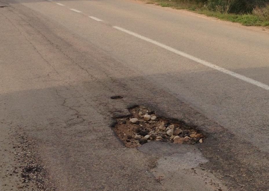 La strada per Porto Istana tra degrado, buche e rifiuti
