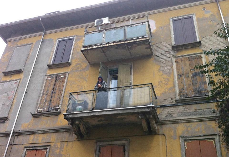 Edificio inagibile ma 5 famiglie restano 