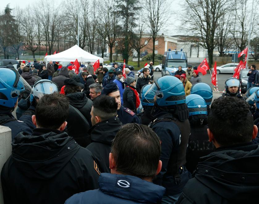 «Si lavora 14 ore al giorno fra minacce e rare pause» 