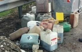 Abbandonati rifiuti chimici e fitofarmaci 