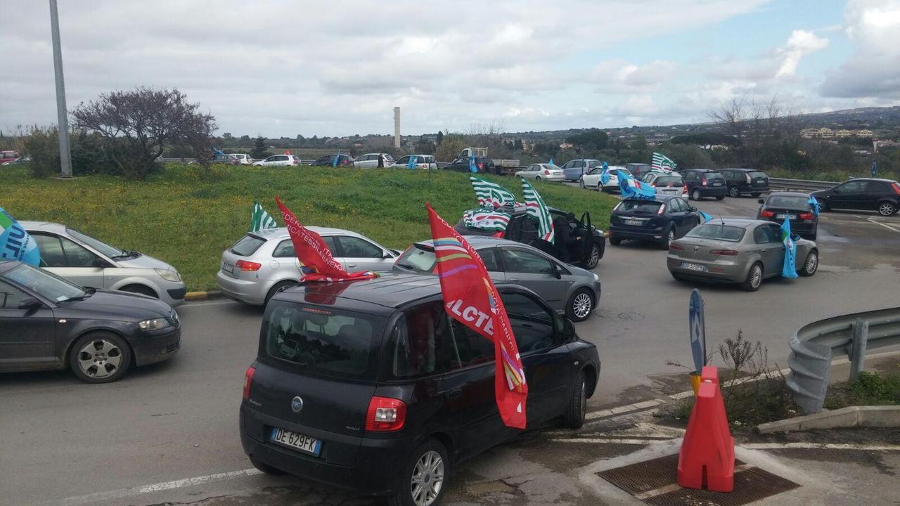 La protesta alla rotatoria di Sant'Orsola