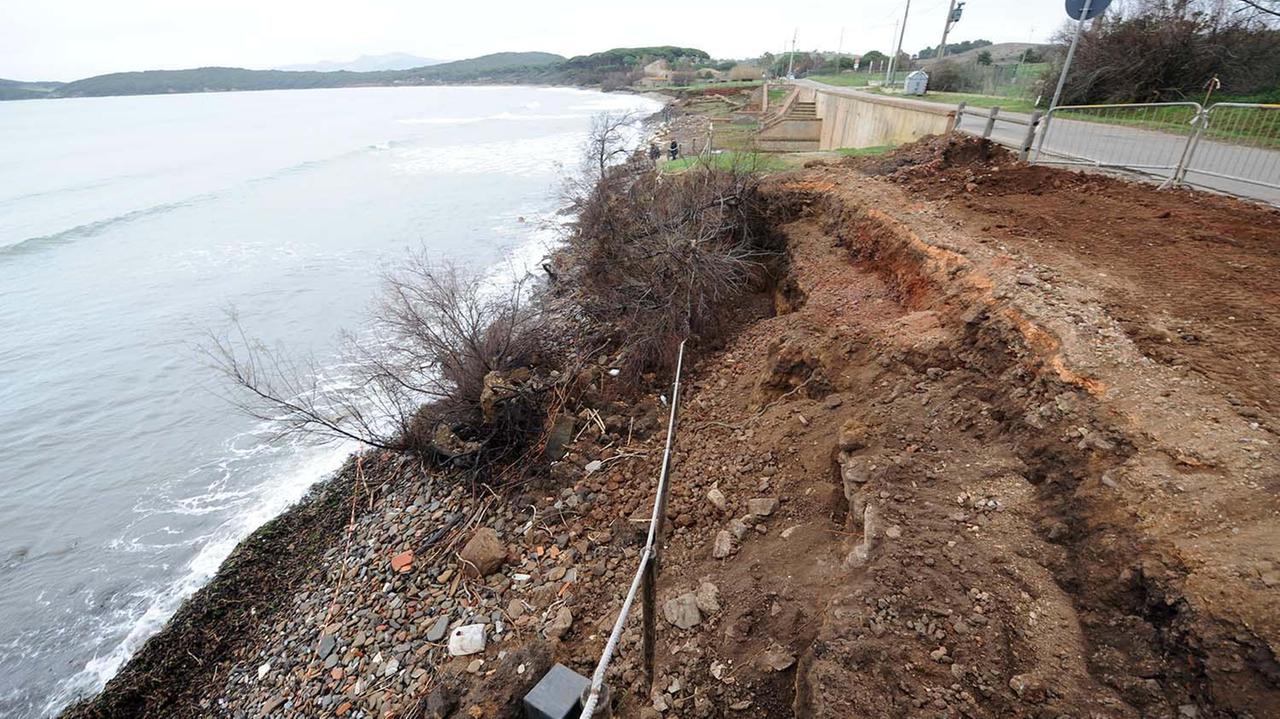 L'erosione della costa dopo l’alluvione e le ultime mareggiate (foto Paolo Barlettani)