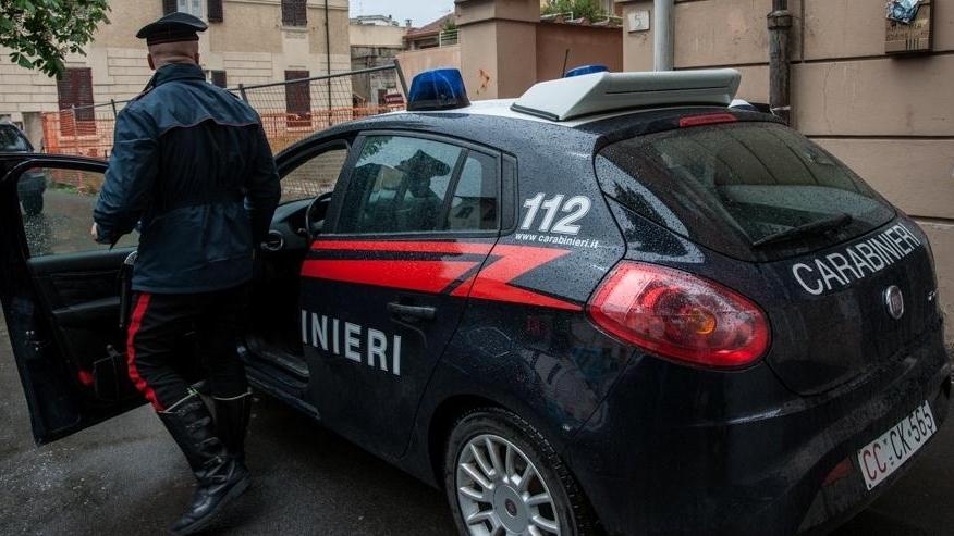 Un'auto dei carabinieri (foto d'archivio)