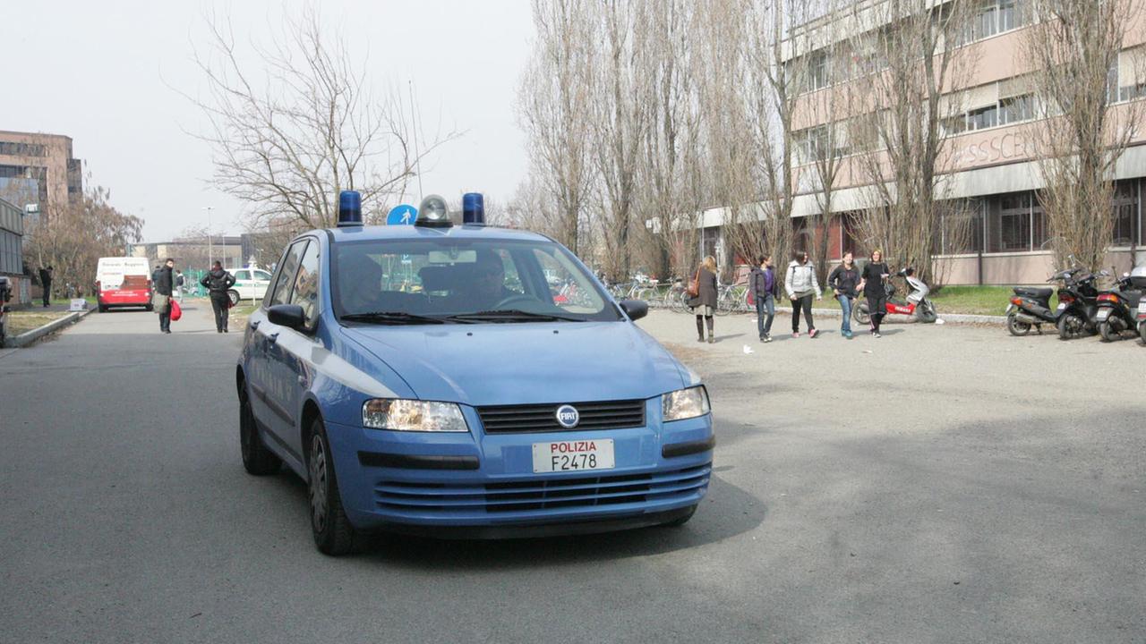 Rubano il telefonino a una compagna, studenti denunciati