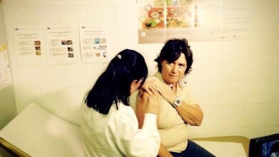 L'assessore Saccardi mentre si sottopone alla vaccinazione anti-meningite