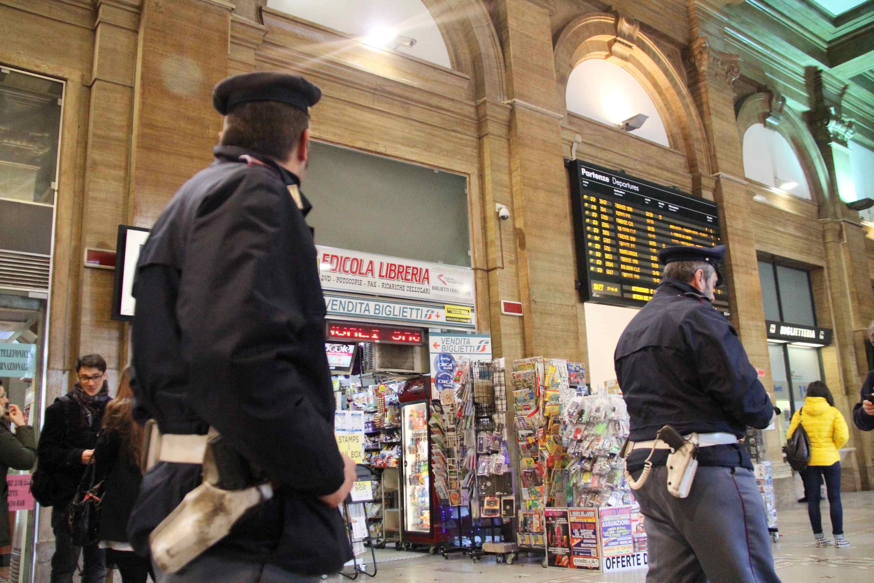 Agenti di polizia alla stazione centrale di Prato 